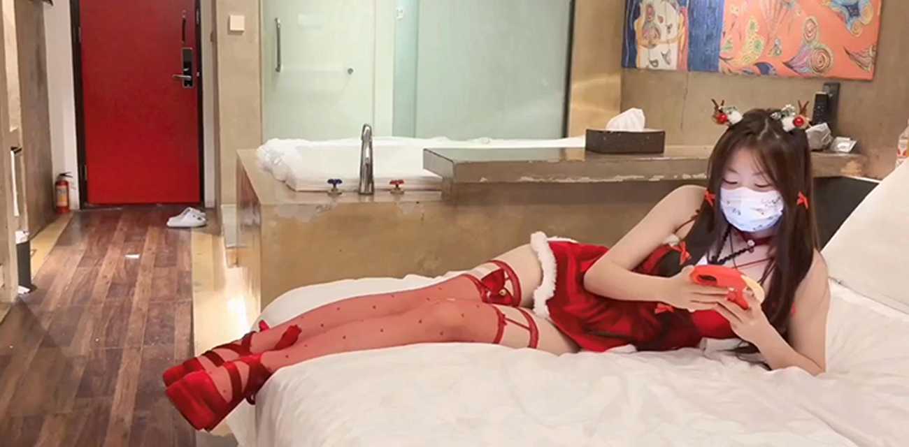 极品福利姬 小米粥 女友的圣诞惊喜 化身礼物榨干男友精液 肉棒深插嫩逼颜射满脸!