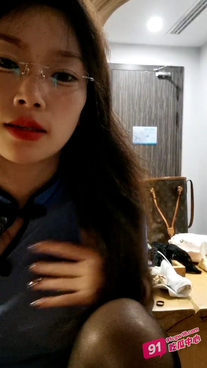 新人女主播安娜宝儿与粉丝见面现场直播做爱 粉丝们看的热血沸腾！