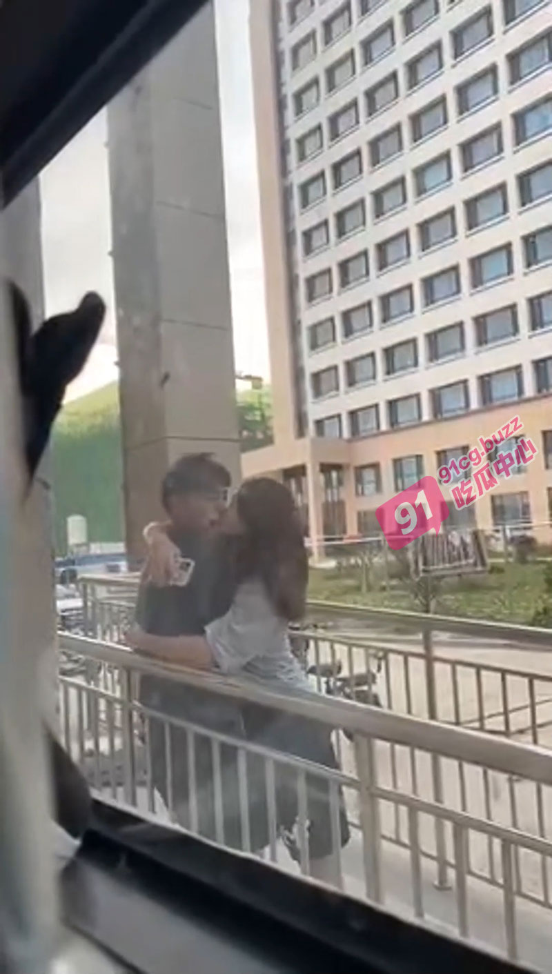 山东外事职业大学 凉亭风波还没结束 又爆料饥渴少女男寝门口与男友湿吻