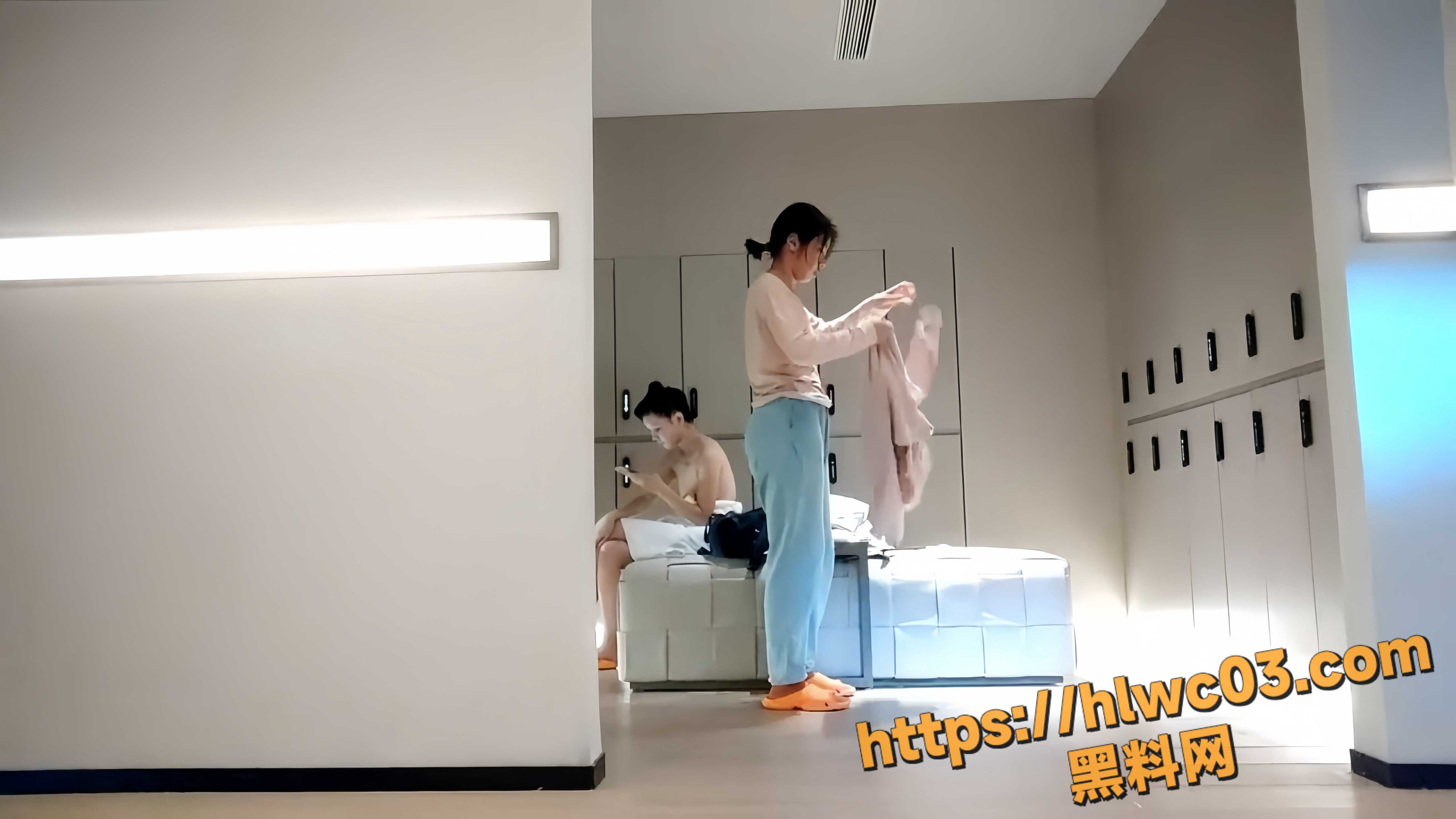 学姐温泉会所高清偷拍 反差美女上演湿身诱惑 全裸换衣瞬间火辣感十足