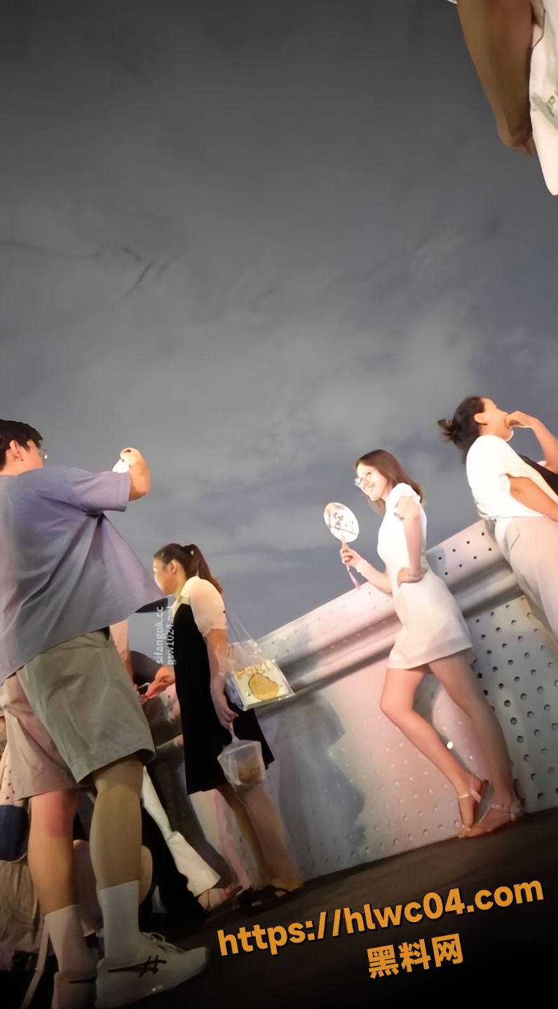 空城原创抄底偷拍 极品洋妞白色骚丁深陷肥臀 裙下风光一览无余