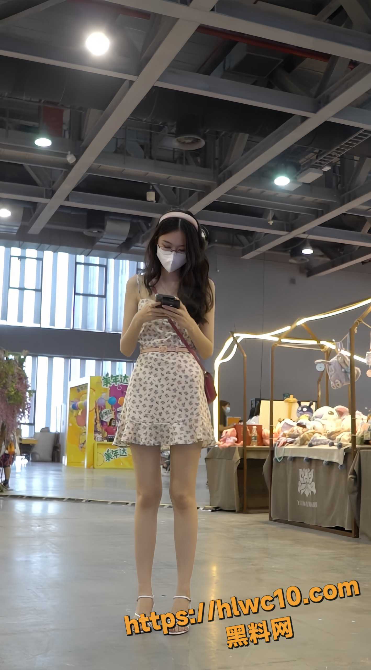 抄底偷拍 极品170高挑眼镜少妇 真空上阵裙底风光一览无余