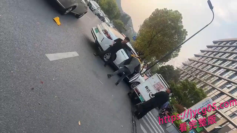 韵达哥硬刚围殴男！街头冲突升级反杀 实拍曝光震撼全网 配图2