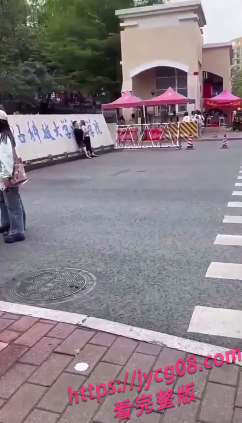 广东电子科大门口惊现重口一幕！小伙深吻老奶引爆围观 配图