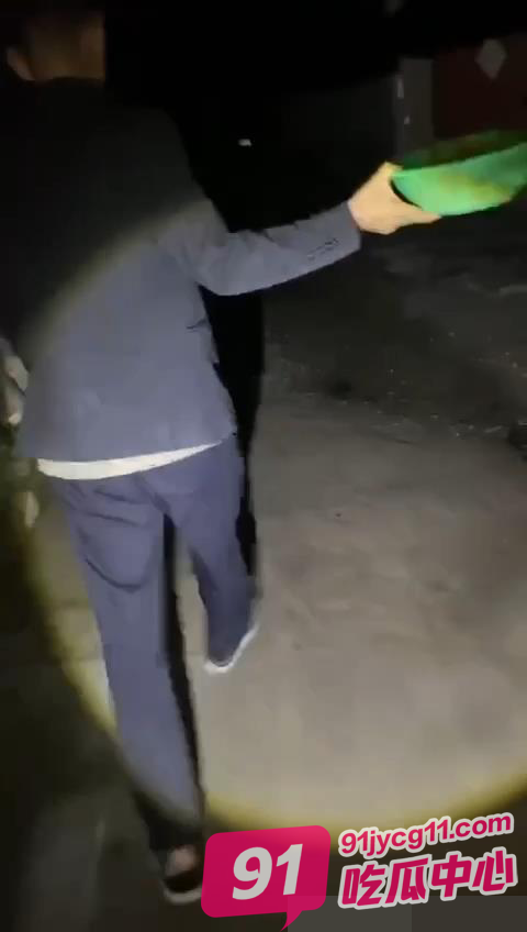 一条有味道的视频 网红为博眼球挑战吃屎尿 全视频流出！ 配图3