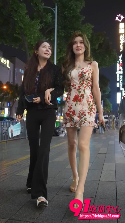 街拍抄底175高颜值网红下播后与闺蜜去酒吧喝酒 透明高跟微透白内!