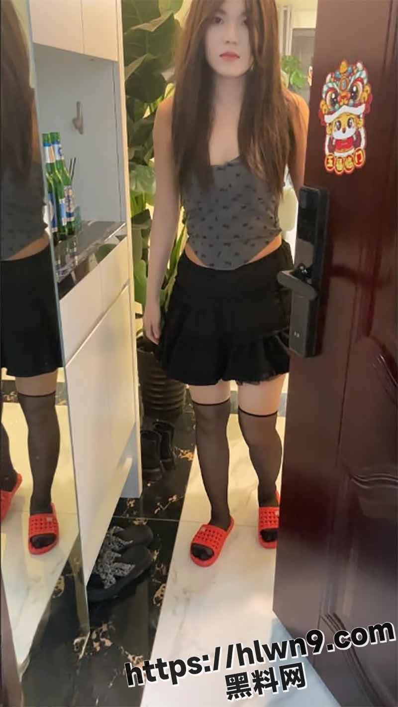 海角社区 烟色晚空 趁老哥不在家 拿下他那超高颜值的老婆 光她那张脸就够我射得了