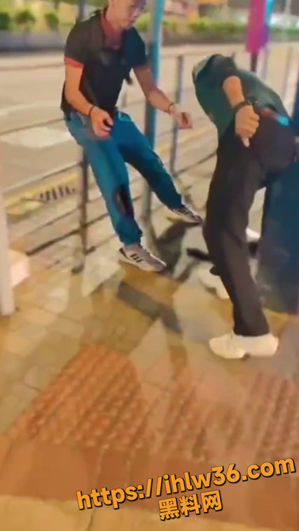 香港佐敦弥敦道320号附近 休班阿sir遇持刀枪劫 反抗时劫匪恼怒连刺5刀！