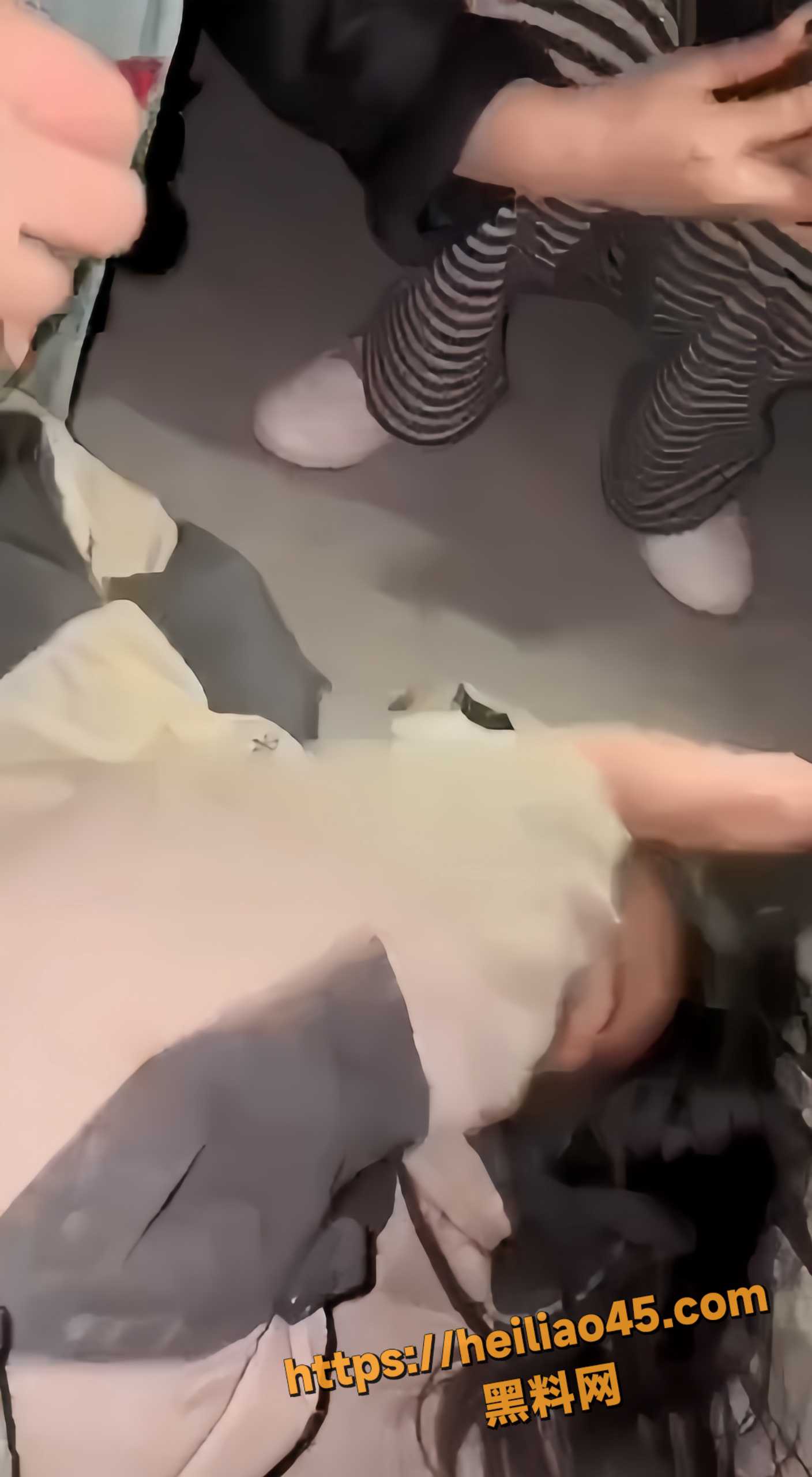 甘肃小妹睡别人对象，被正宫女友带人围堵扒衣，踢逼视频曝光！