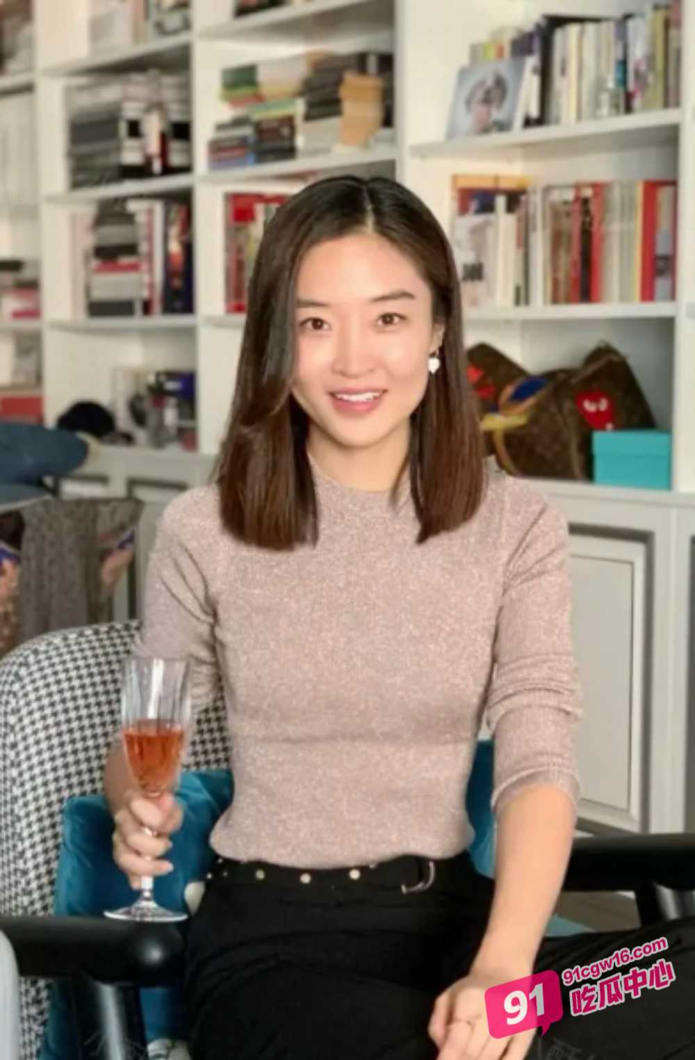 撸片精选～人妻当着丈夫面被儿子的恶霸同学们轮奸 现场相当淫乱不堪！ 配图2
