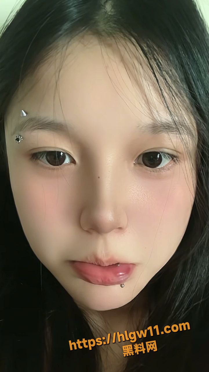 湖南长沙唇钉小妹 刘思雨 被男友用多根肉棒玩弄至喷水 极品高颜值反差婊三根JB同时插入 ！
