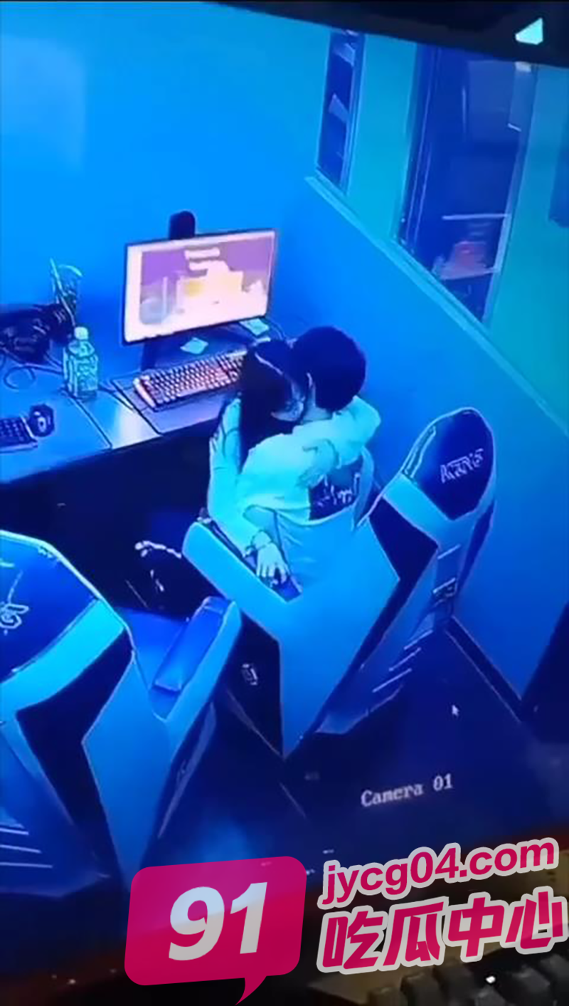网吧监控流出！情侣深夜角落激战，女网管集体看傻眼！
