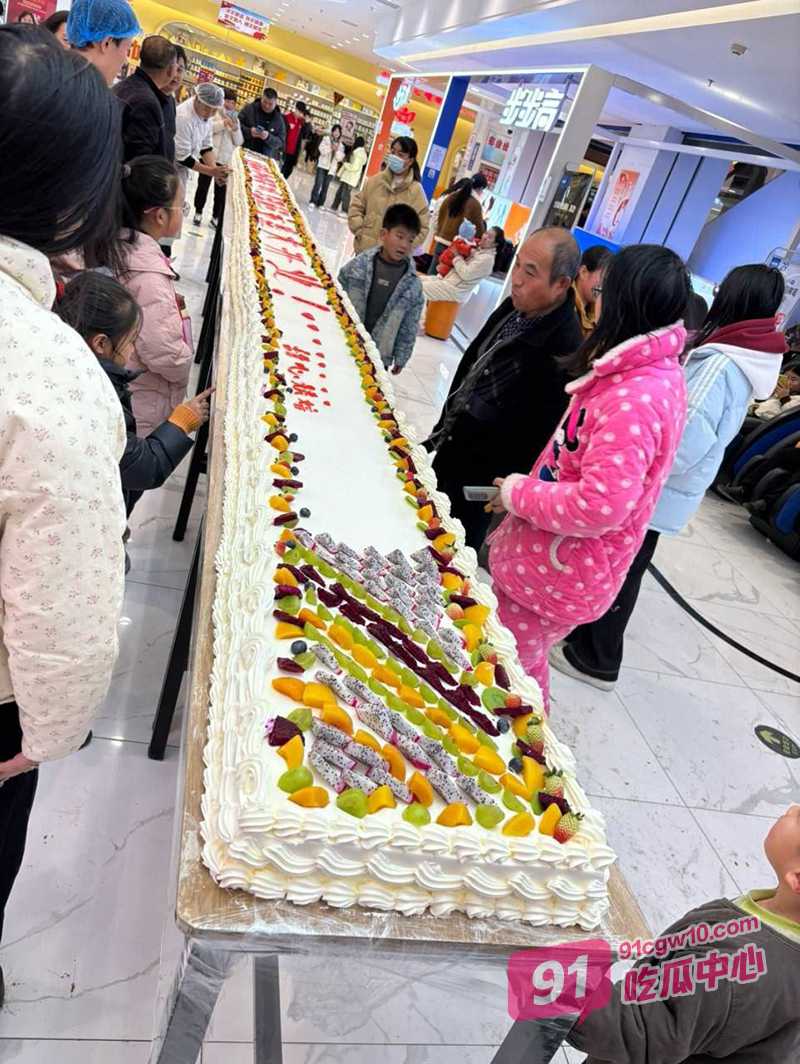 河南大饥荒复刻抢食名场面 城市中心广场哄抢蛋糕 大家是没吃过蛋糕吗？ 配图