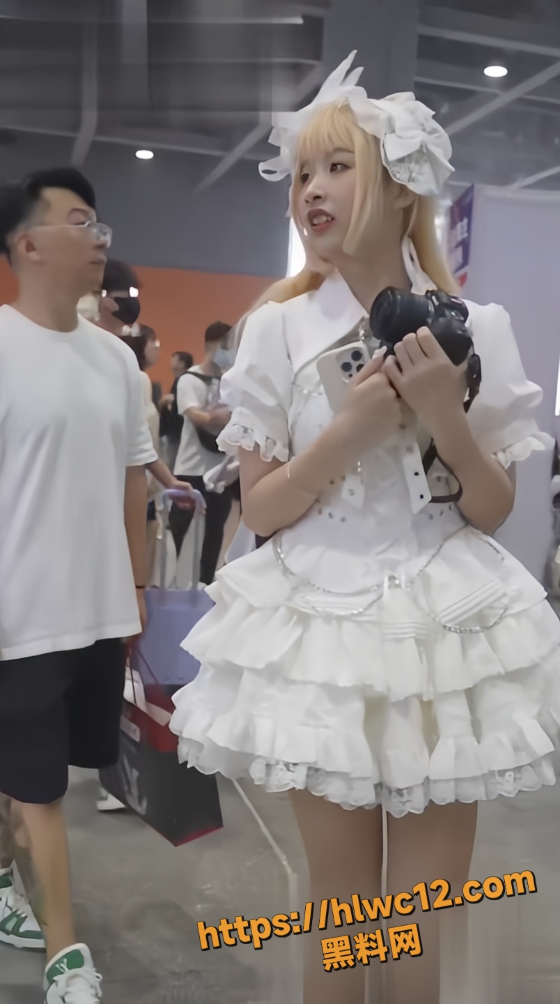 抄底偷拍 漫展极品洛丽塔小姐姐 白色短裙下风光诱人