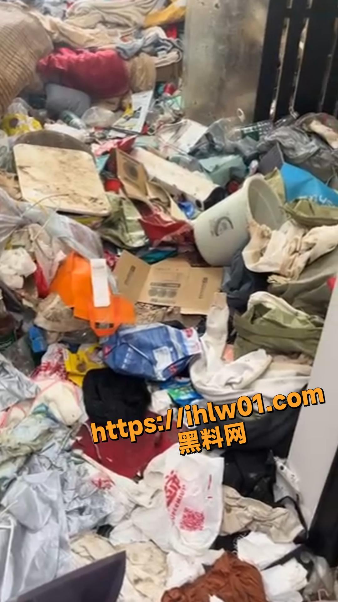 成都恶心的男租客，还拉屎拉尿在地板，这比住在垃圾堆还恶心啊!
