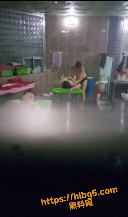 绝对稀缺的资源 大神偷拍揭秘东北女澡堂的搓澡服务 男澡堂你都知道是怎么样的流程 那澡堂你有了解多少！