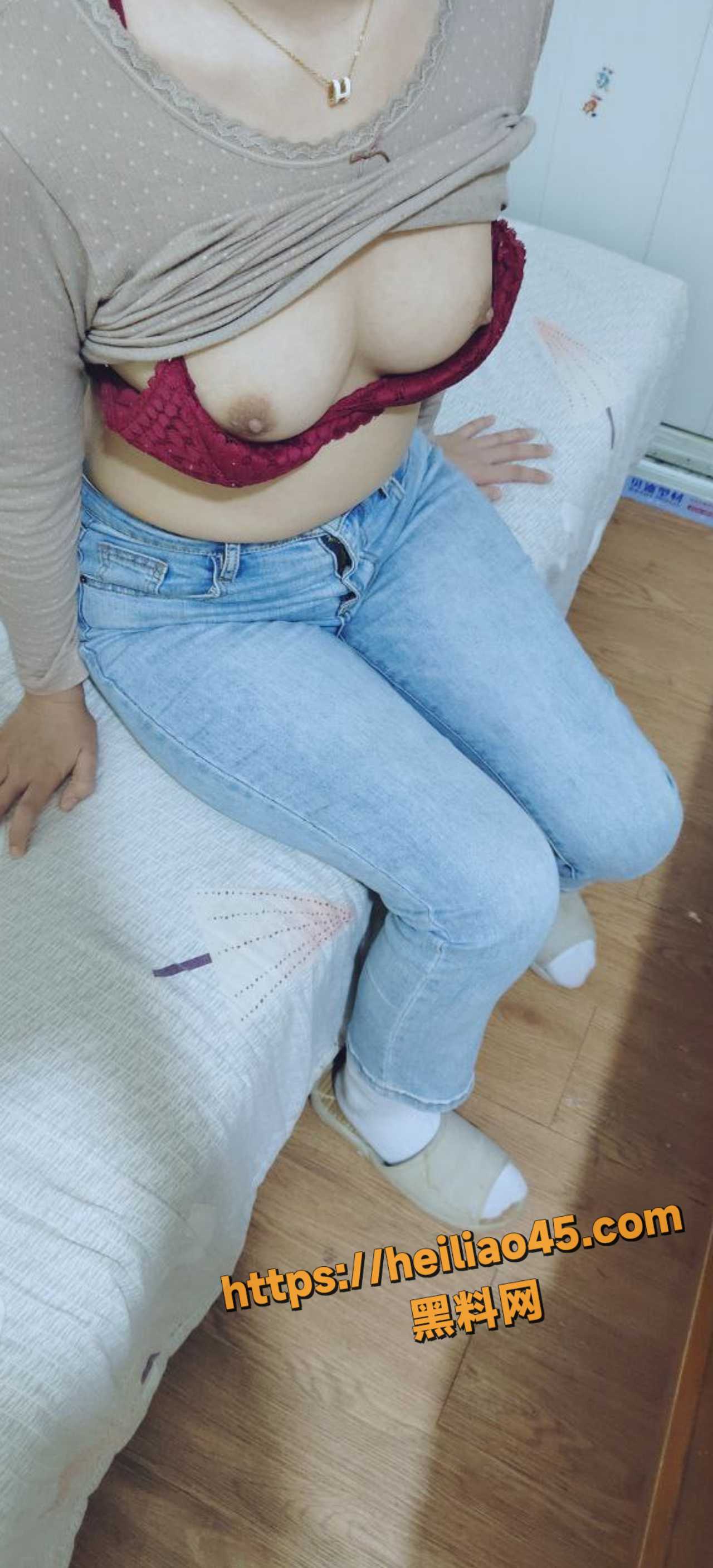 娇妻变成了共用荡妇 阴茎完全拔出再使劲地插了进去！
