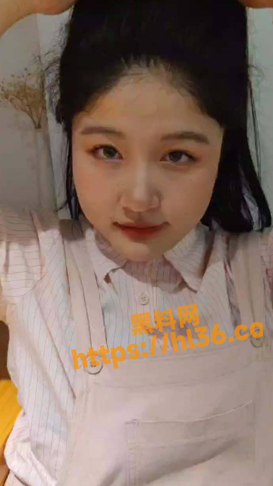 广西百色学院高颜值巨乳坦克母狗 被主人扒开骚逼按在身下 母狗娇喘声不断