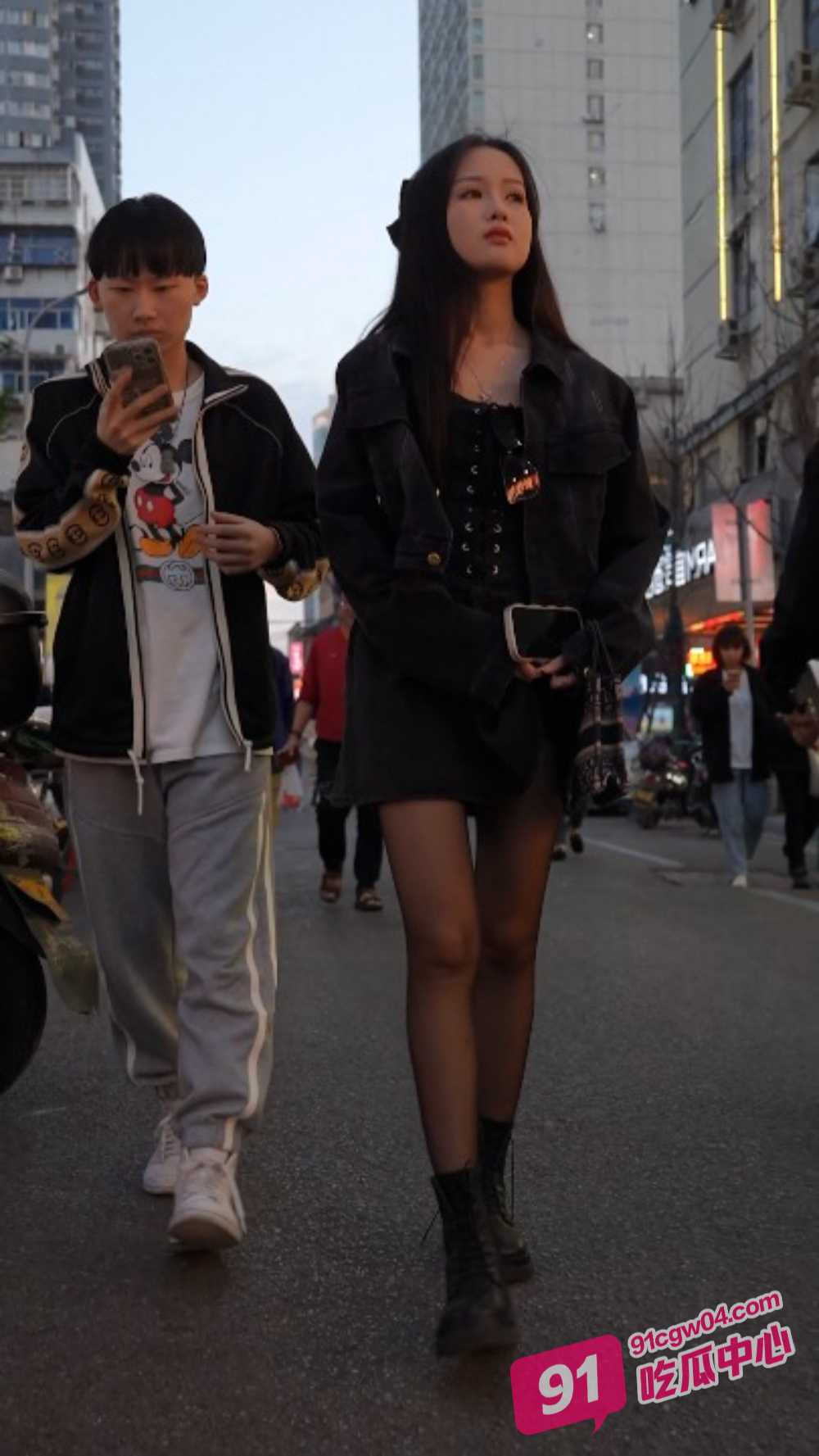 抄底大神商场偷拍极品短裙小姐姐 白色蕾丝内裤若隐若现 屁股还漏一半 群底风光无限！ 配图6