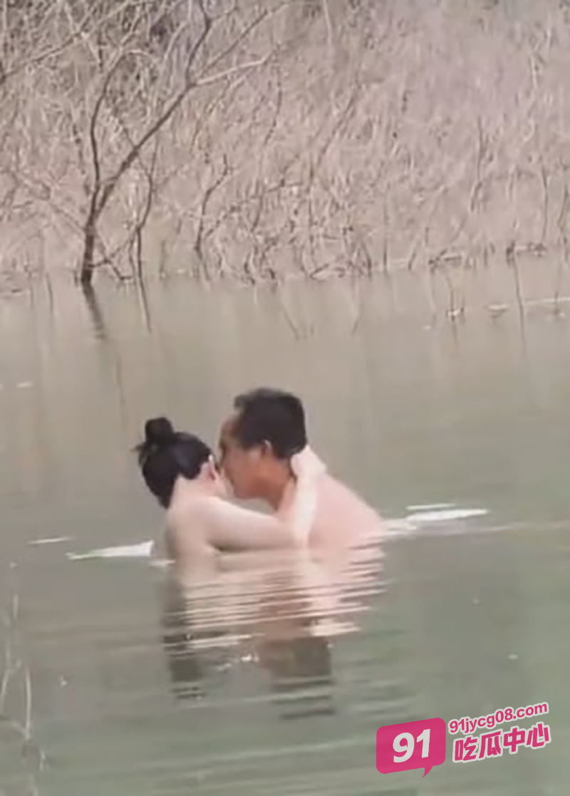 温泉湖成大爷大妈偷情圣地？水中打炮完美解决！ 配图