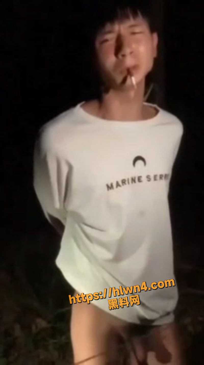 看的下体一紧 男子因欠钱不还被抓后绑在树上露出牛子被抽打 打一下减一笔钱 全过程看着都疼！