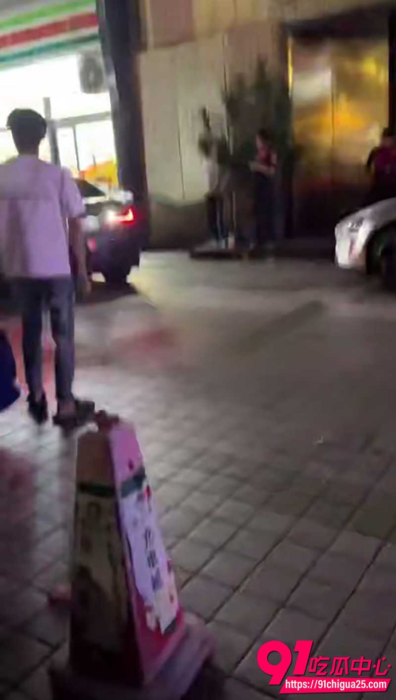 海口夜市男子驾驶轿车撞人  3