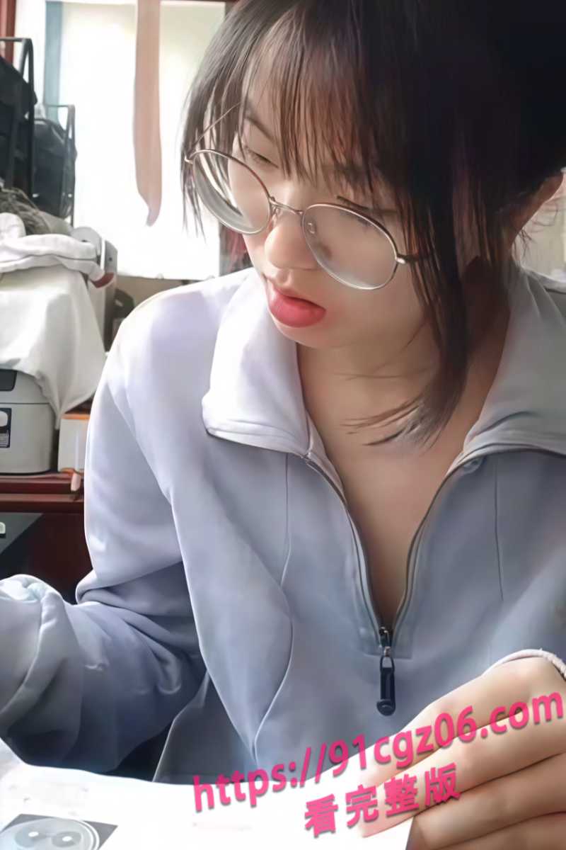 高三学生妹宿舍直播自慰 谁花钱多就给谁卖骚 “你这么骚 你们班的男生知道吗?