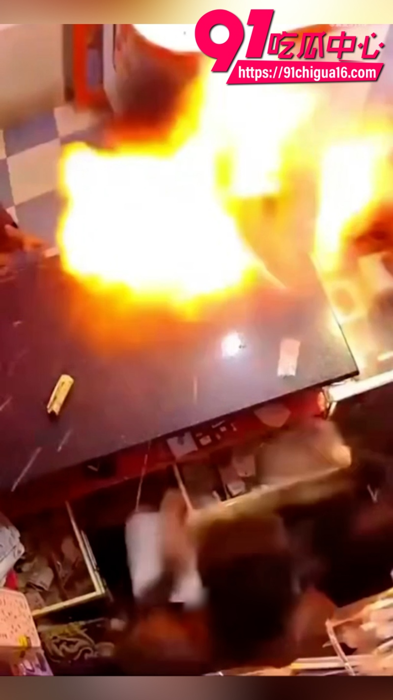 印度男子手机店修手机意外咬爆电池4