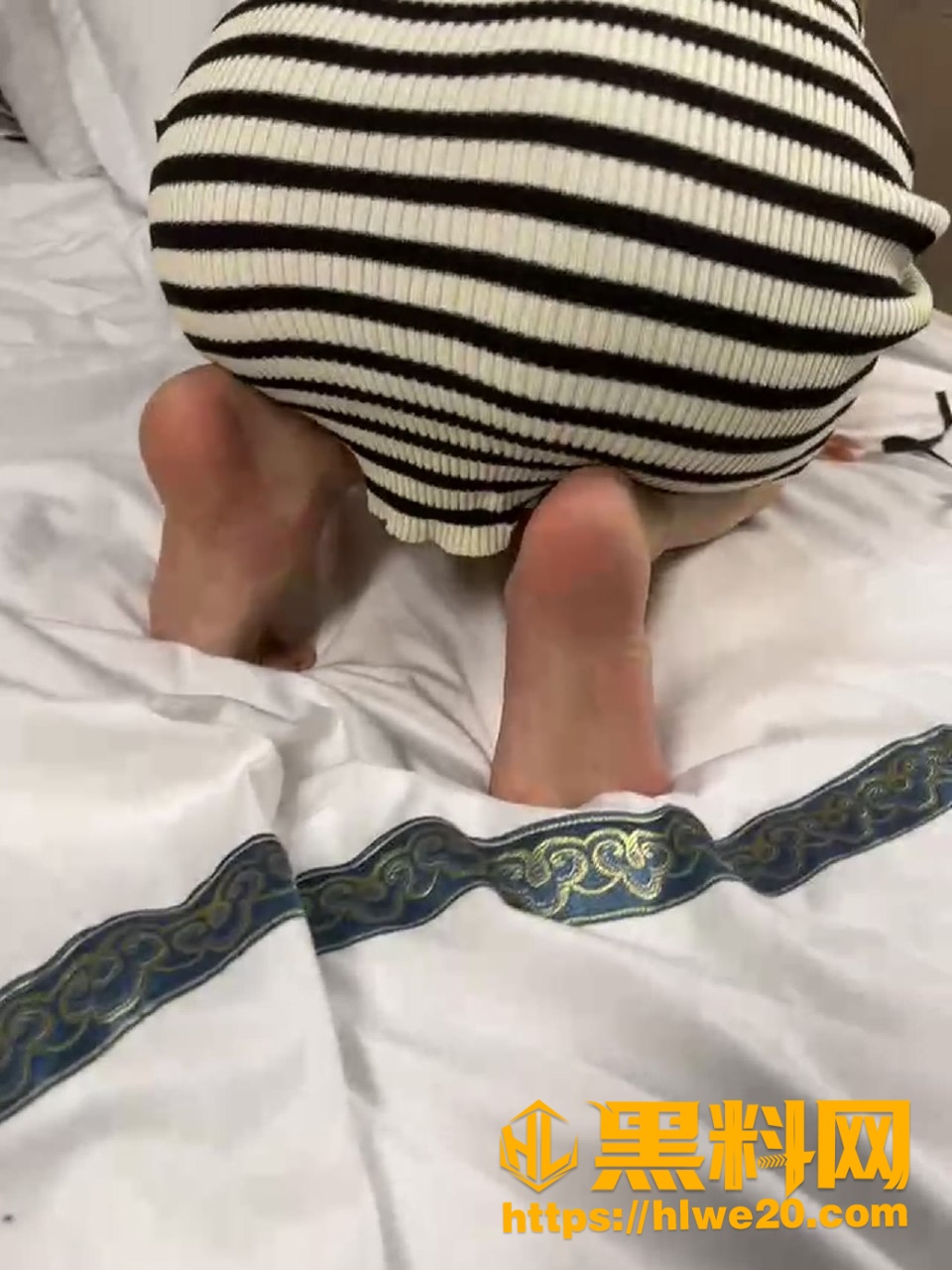 反差嫩模 akyyds甘愿做专属小母狗 足交3P彻底沦为欲望玩物
