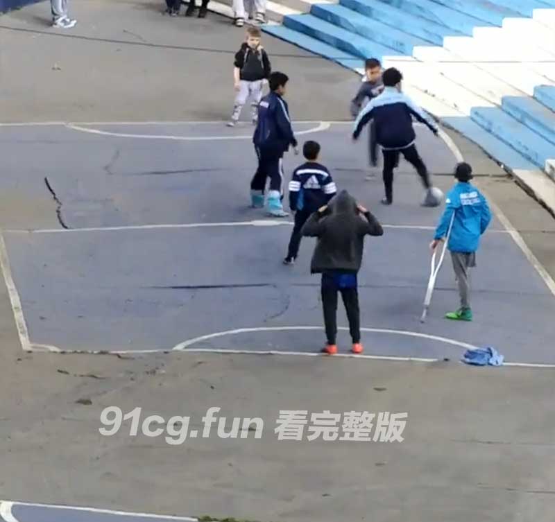 拄拐男孩球场踢球媲美世足境界 孩子们乱战不比国足踢得好