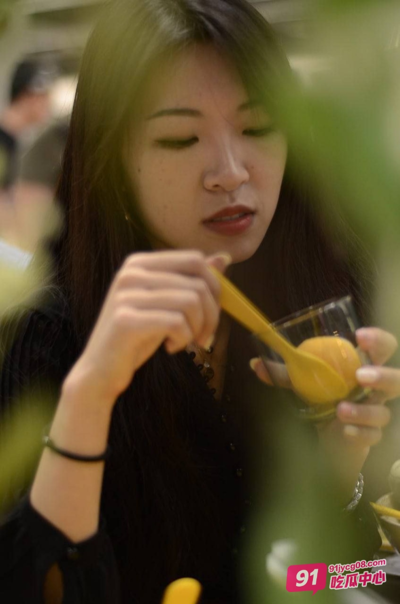 重庆美女徐芯 喜欢玩花活等临幸 被操到满嘴淫语大叫！ 配图2