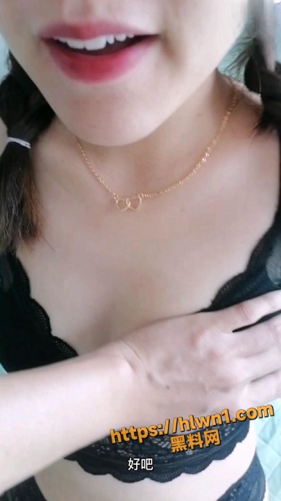 海角社区 和大嫂的乱伦史 大嫂越来越骚 家里人刚走就穿着黑丝开始勾引我