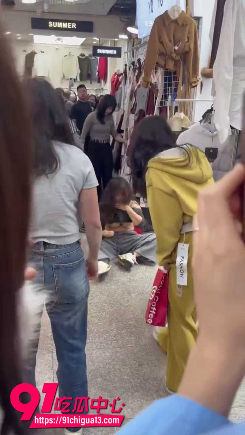 女人在商场打架打的头破血流3