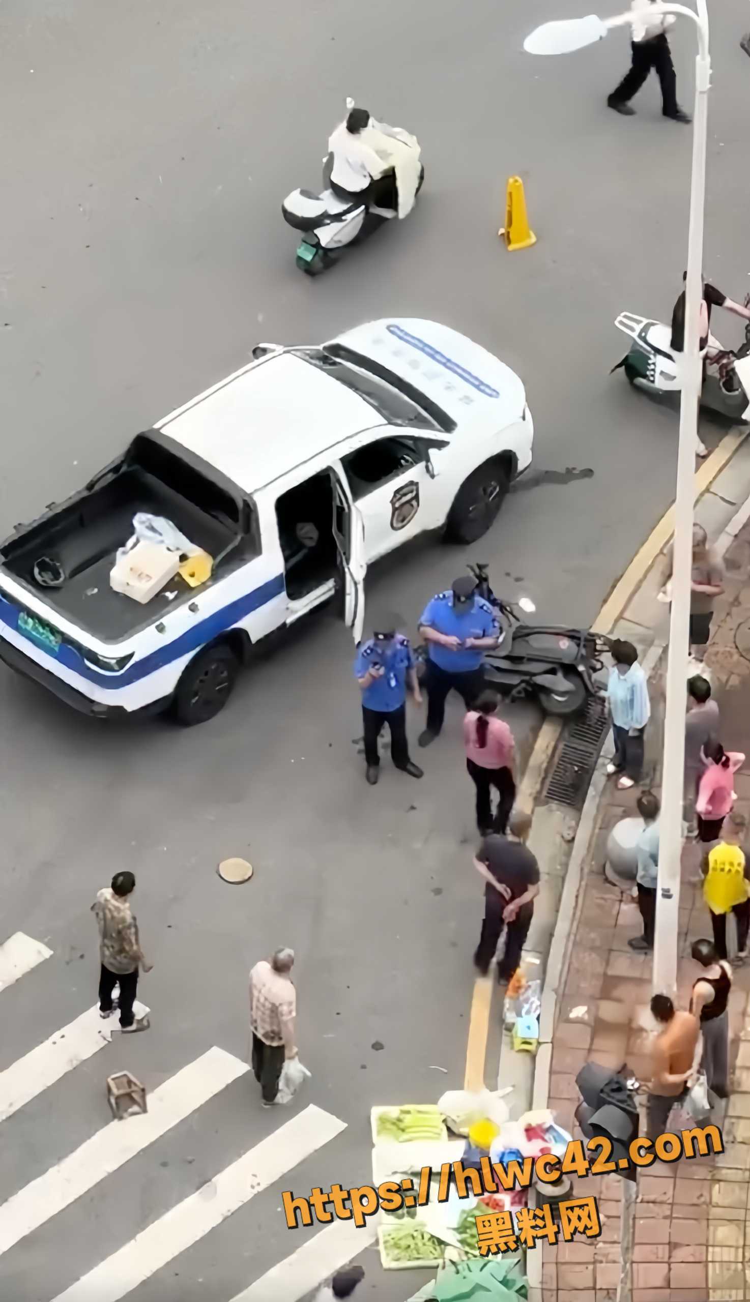 河南城管暴力执法 路人只是指责城管后被殴打致死 围观群众目瞪口呆直呼残忍