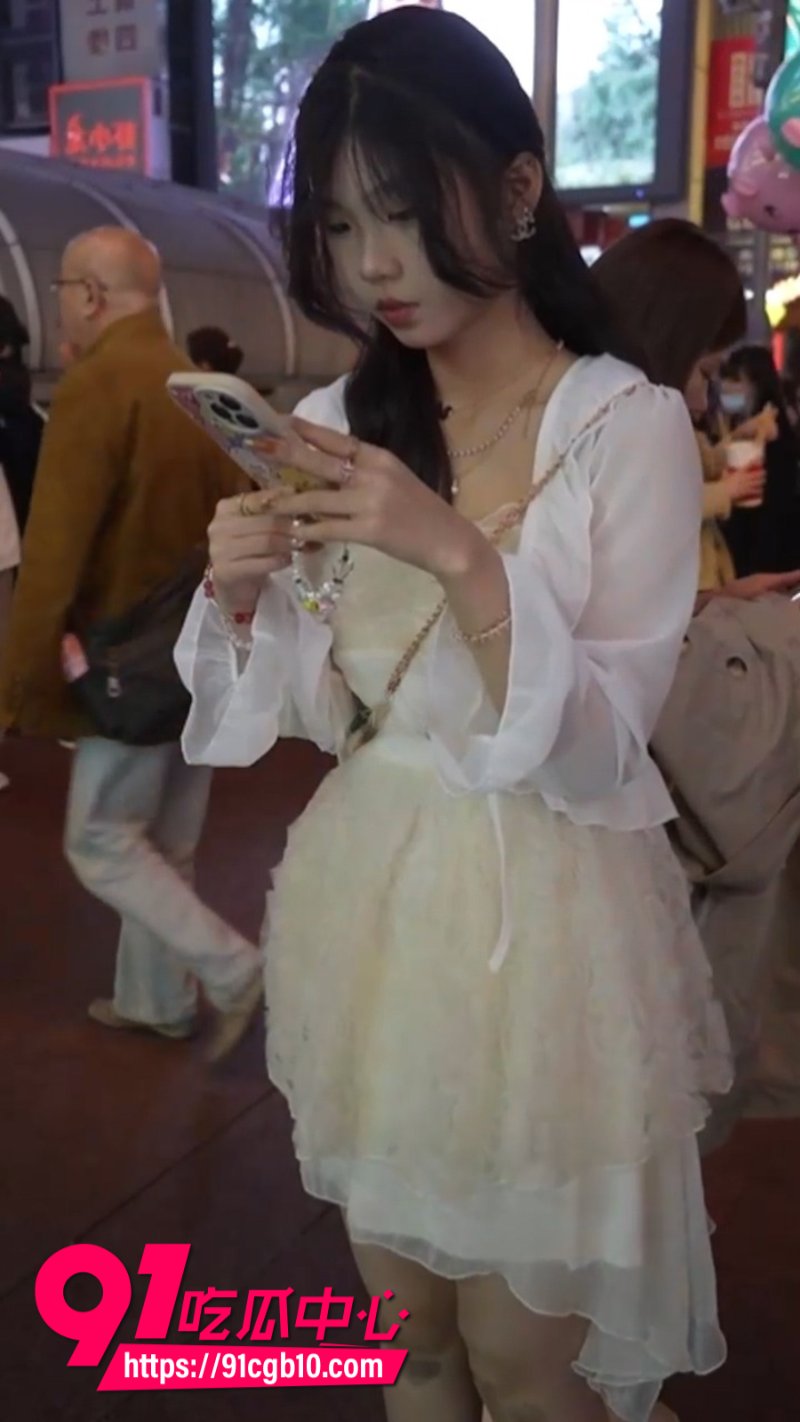 抄底大神 偷拍多位小姐姐合集 各种年龄段的美女都有 总有一个适合你的