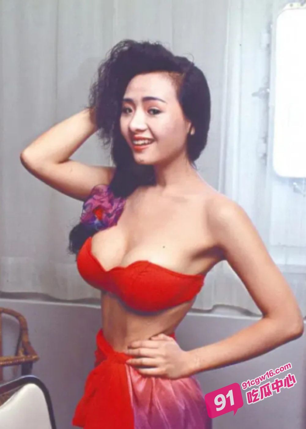 香港叶子楣经典三级片 青涩淫妃杨玉环被御医用肉棒强行破处！ 配图3