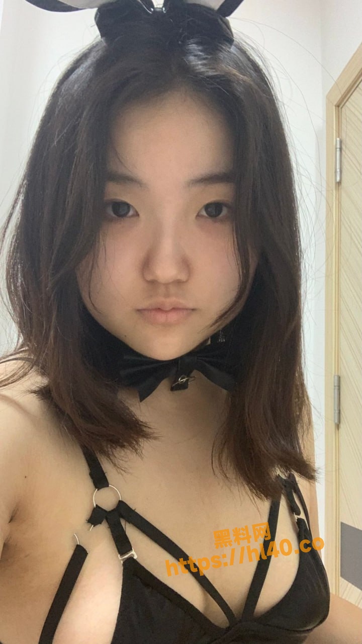 带点婴儿肥的反差母狗惨遭前男友的报复性泄密！饥渴的眼神口着肉棒是真的让人爱慕！