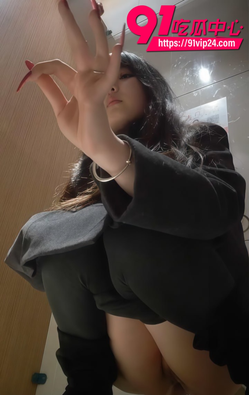 厕拍大神酒吧女厕所偷拍新作在坑位里安装摄像头偷拍美女们不雅尿尿画面1