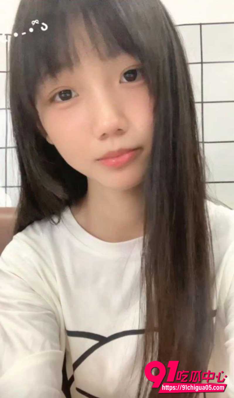 清纯嫩妹小耐一对一自慰私拍流出 搔首弄姿取悦金主 雪白酮体浑身散发诱人淫光!