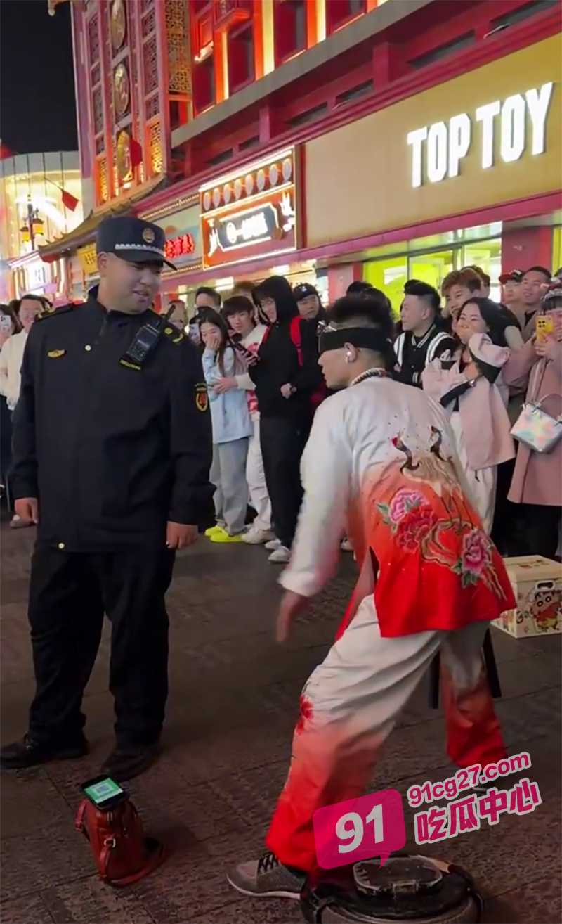 辽宁沈阳中街情侣吵架事件 男方吃软饭还出轨 现场混乱场面一度失控！ 配图5