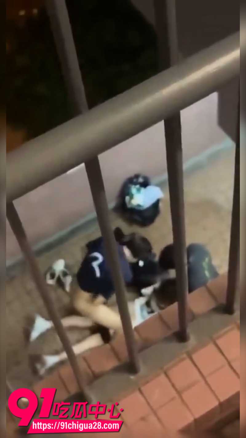香港屋苑平台年轻人3P现场2