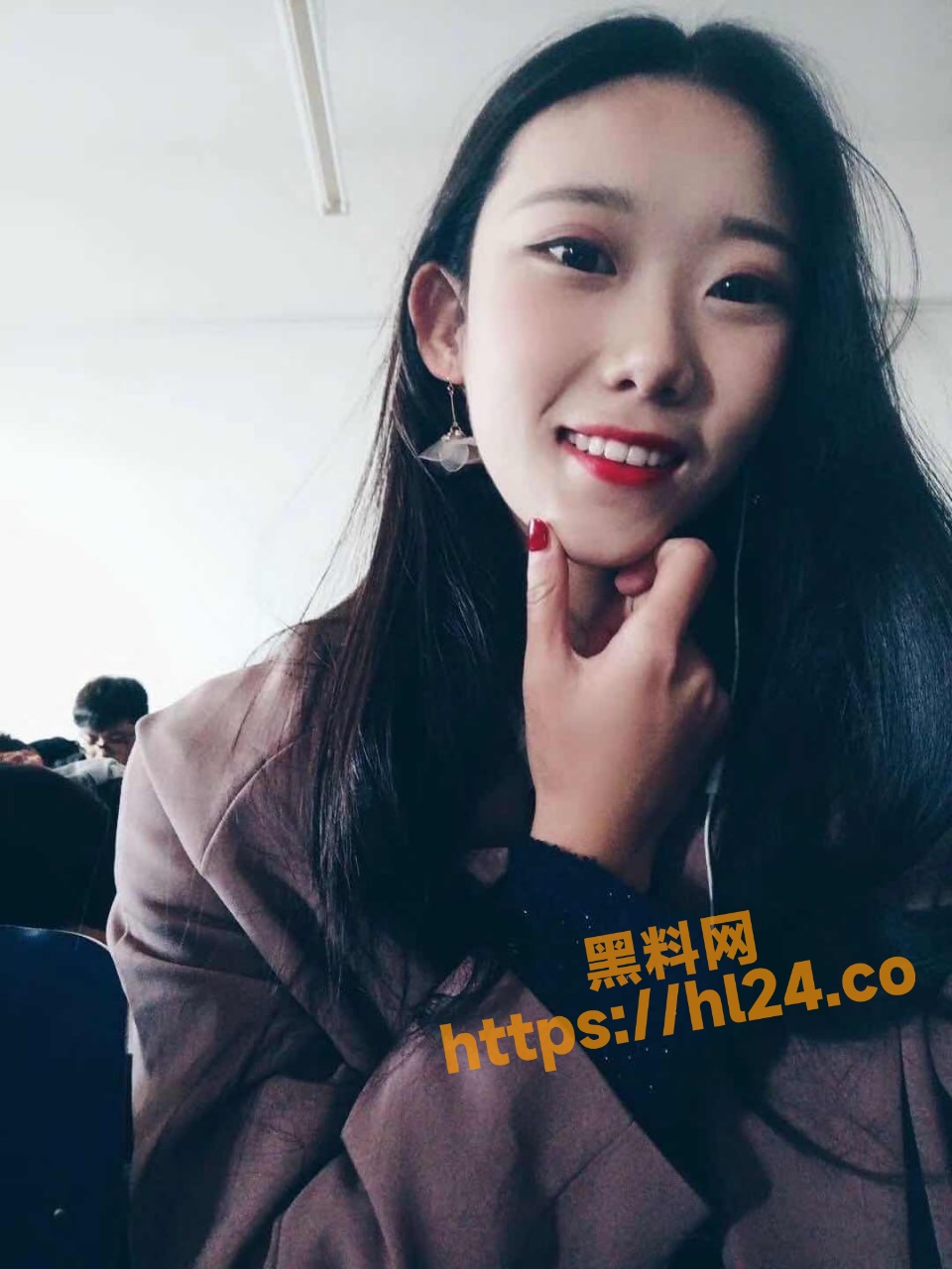 天津工程技术学院母狗骚货 彭媛 各种风格大尺度私拍全部流出！