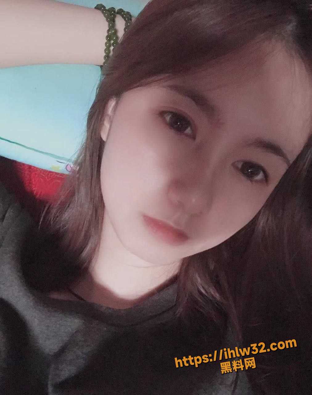 清纯甜美的学生妹做爱面部表情真的好享受好沉醉 穿着肉丝抱着自己的大腿 简直是完美的配合度！