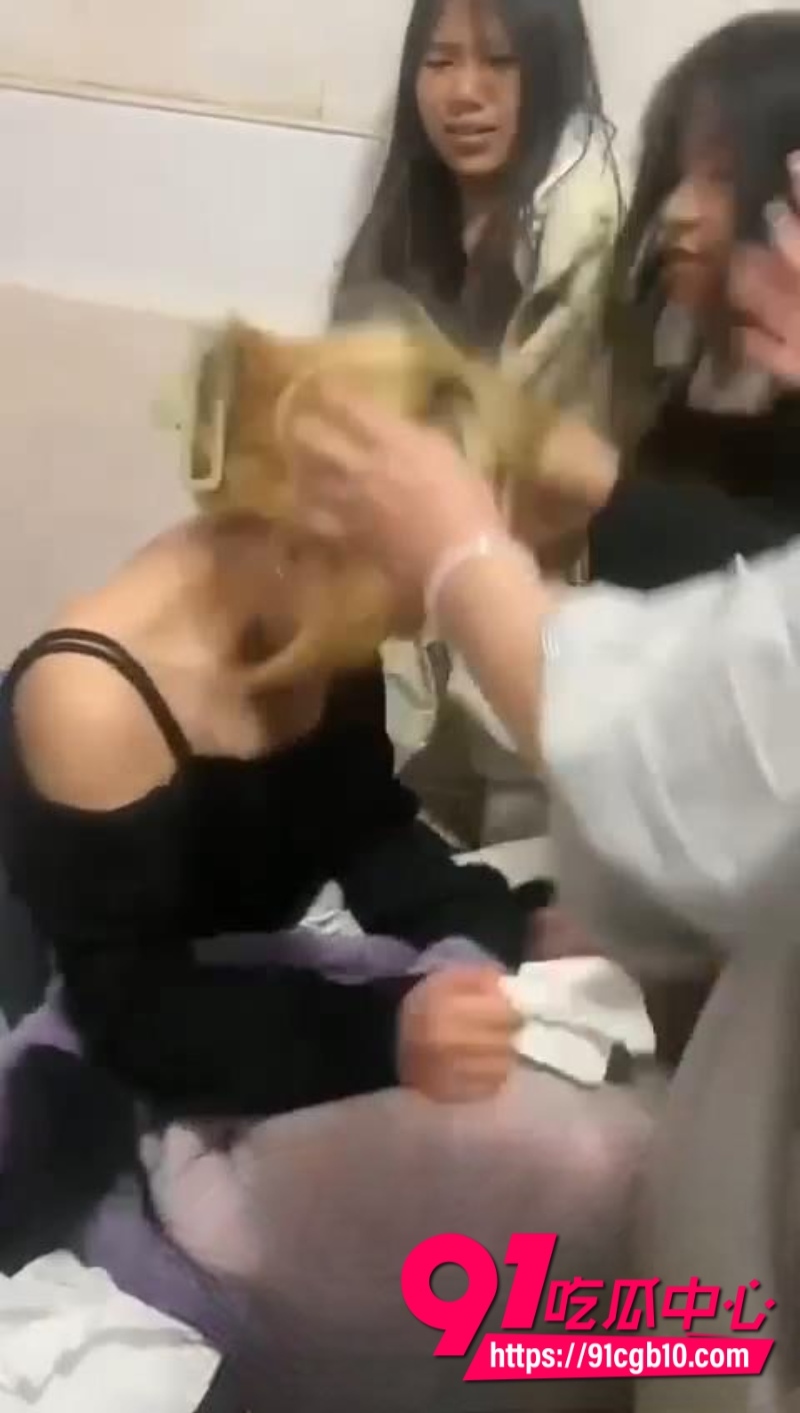 黄毛精神小妹抢了同伴男友跟对方做爱视频流出7