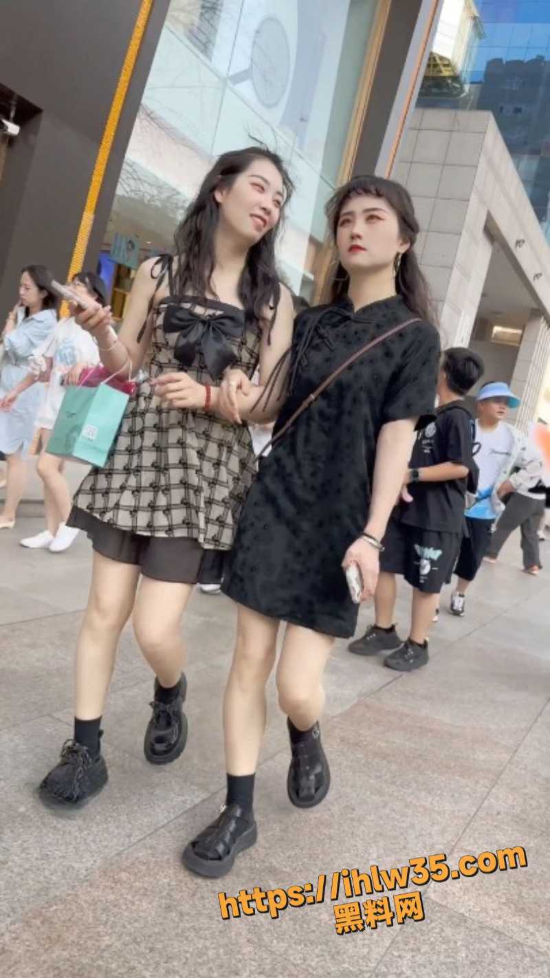 抄底大神出街偷拍两美女裙底风光 浅蓝色裤头子勾勒出骆驼趾形状在镜头前被一览无余！