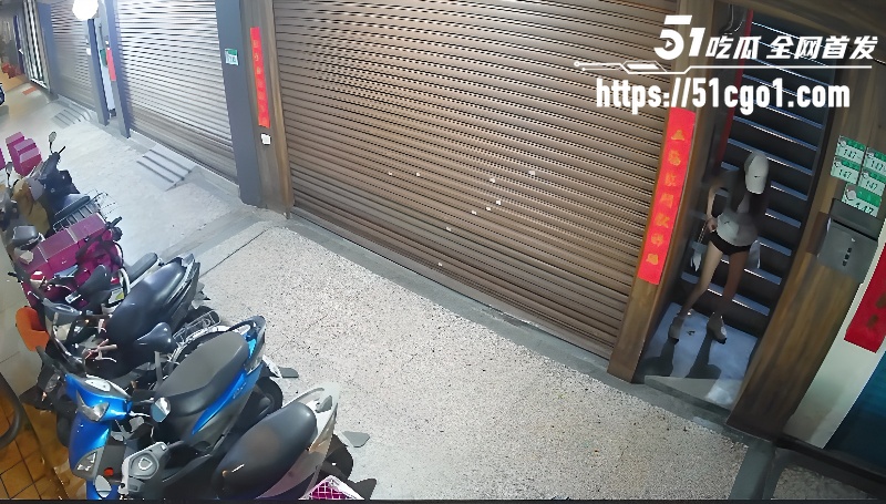 小仙女楼梯口拉屎5