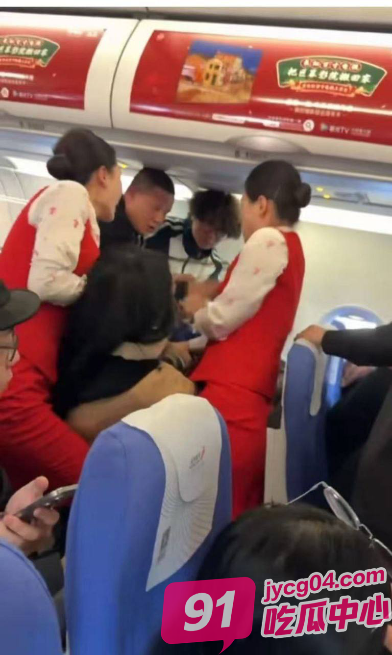 女乘客飞机上打架引混乱！空姐上前劝架竟被如此对待！ 配图5