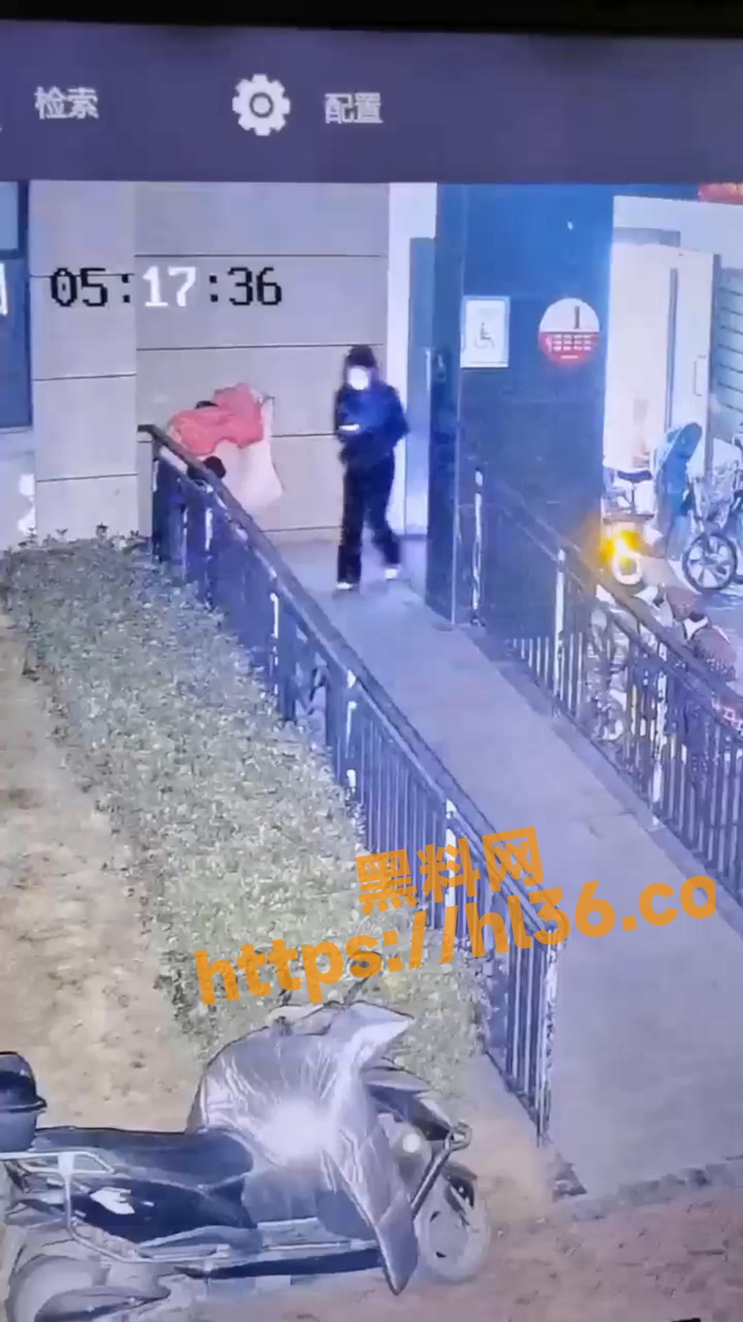 奇闻异事 人模人样小姐姐 随地拉屎 还拿别人电动车上的衣服擦屁屁 真牛