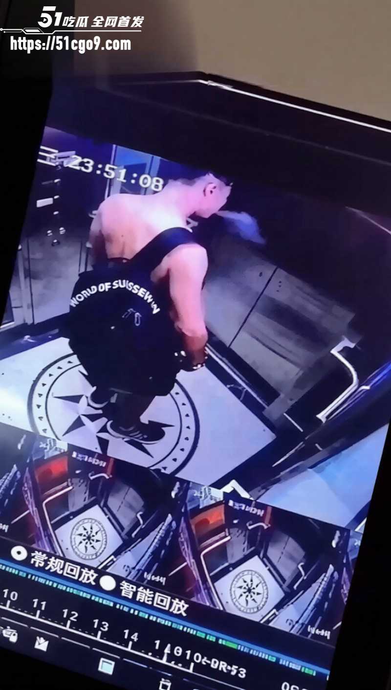流氓男教练摸女会员电梯被暴揍02
