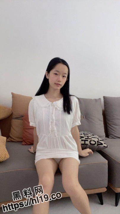 推特 胡椒仔 04年女大学生神反差～在宿舍脸穴同框自慰玩逼还能潮喷！